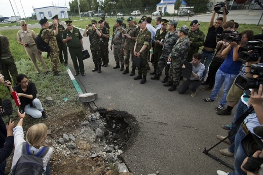 Zahraniční vojenští atašé si prohlížejí stopy po údajném ukrajinském útoku na území Ruska.