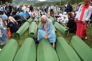 Rakve s ostatky obětí masakru ve Srebrenici.