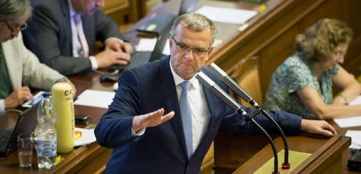 Místopředseda TOP 09 Miroslav Kalousek hovoří 15. července na mimořádné schůzi Poslanecké sněmovny v Praze.