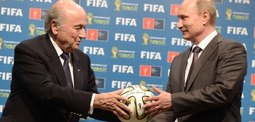 Putin přebírá od prezidenta FIFA Blattera v Brazílii štafetu dalšího mistrovství.