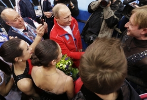 Megaloman Putin? Ruský prezident mezi sportovci na olympiádě v Soči. Proti němu krasobruslař Pljuščenko.