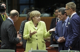Německá kancléřka Angela Merkelová mluví mluví s rumunským prezidentem Traianem Băsescuem (vlevo), finským premiérem Alexanderem Stubbem (vpravo) a kyperským prezidentem Nikosem Anastasiadisem.