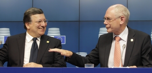 Předseda Evropské komise José Manuel Barroso (vlevo) a předseda Evropské rady Herman Van Rompuy na summitu v Bruselu.