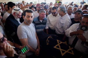 Izraelci pohřbívají svého zatím jediného mrtvého v nynějších bojích s Hamasem.