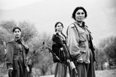 Kurdské bojovnice na irácko-turecké hranici v sedmdesátých letech dvacátého století.