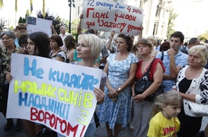 Matky a ženy vojáků demonstrují v Kyjevě za návrat svých drahých z východní fronty.