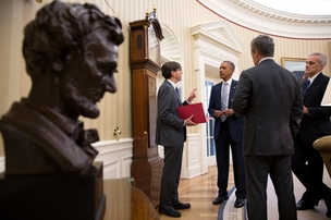 Obama se svými ekonomickými poradci v Bílém domě.