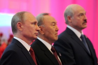 Putin, Nazarbajev a Lukašenko zakládají celní unii v Astaně.