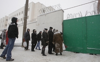 Lidé čekají před branami vězení v Minsku. Skončili tam jejich blízcí při protestech v souvislosti s volbami v roce 2010.