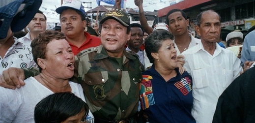 Generál Noriega se svými příznivci roku 1989.