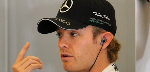 Německý pilot formule 1 Nico Rosberg musel změnit design helmy, v níž absolvuje víkendovou domácí Velkou cenu v Hockenheimu a jež upomíná na nedělní triumf jeho krajanů na fotbalovém mistrovství světa.