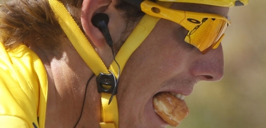 Jezdci na Tour de France spálí denně až 9000 kalorií.