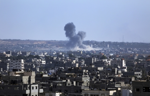 Stoupající kouř po raketovému zásahu izraelské armády v severní části Pásma Gazy.