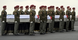 Vojenský speciál přepravil 10. července do Česka ostatky čtyř českých vojáků, kteří zahynuli v Afghánistánu při útoku sebevražedného atentátníka nedaleko základny Bagrám.