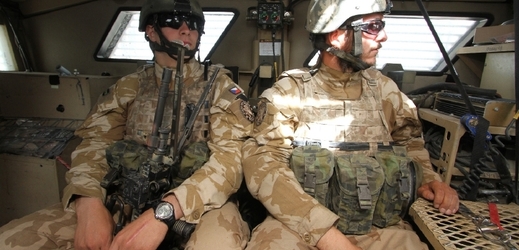 Čeští vojáci v obrněném vozidle.
