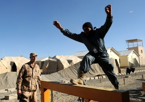 Provinční rekonstrukční tým cvičí(il) afghánské policisty.