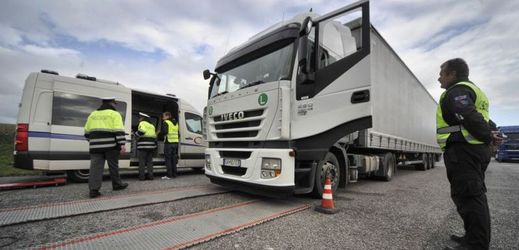 Policisté při kontrolách řidičů nákladních automobilů stále častěji odhalují manipulaci s tachografy (ilustrační foto).