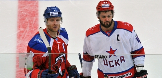 Dresy Lva (vlevo) v KHL příští sezonu k vidění nebudou, vpravo kapitán CSKA Alexandr Radulov.