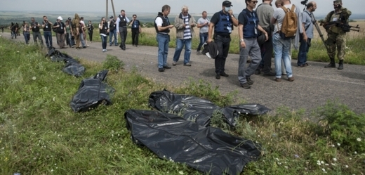 Těla cestujících jsou často položena kolem silnice, kde se rozkládají.