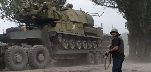 Ukrajinská armáda na snímku převáží těžkou vojenskou techniku.