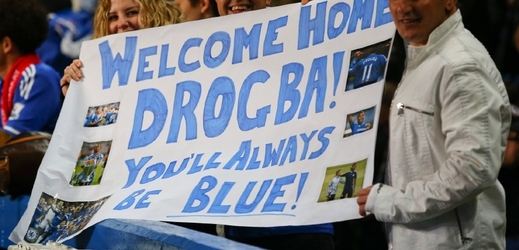 Fanoušci vítající Drogbu na cestě zpět do Chelsea.