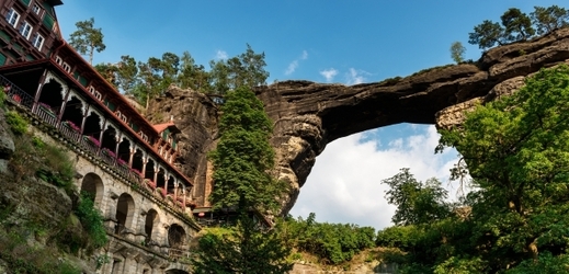 Národní přírodní památka Pravčická brána je skalní brána vzniklá v kvádrových pískovcích křídového stáří.