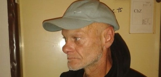Pětapadesátiletý bezdomovec, který v Praze v dubnu napadl italský pár.