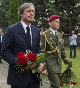 Ministr obrany Martin Stropnický (vlevo) v doprovodu náčelníka generálního štábu Armády České republiky Petra Pavla.