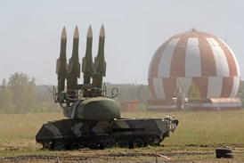 Systém Buk M2 na mezinárodním fóru v Rusku. Existuje několik modelů Buk a používá je ruská i ukrajinská armáda.