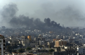Stoupající kouř po útocích izraelské armády v severní části pásma Gazy.