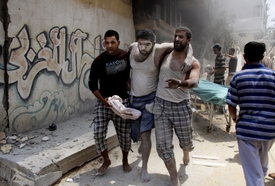 Palestinci pomáhají zraněným po výbuchu domu v Rafáhu v jižním cípu pásma Gazy.