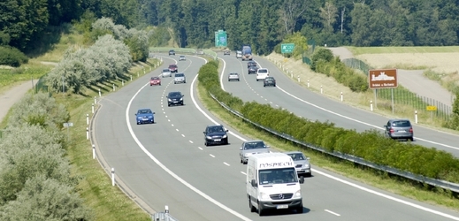 Provoz na dálnici D11 u Hradce Králové.