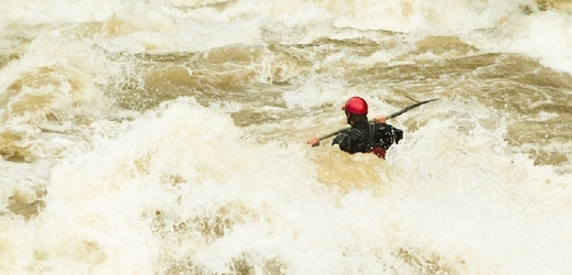 Zkušený mladý kajakář zemřel při sjezdu pětimetrového vodopádu (ilustrační foto).