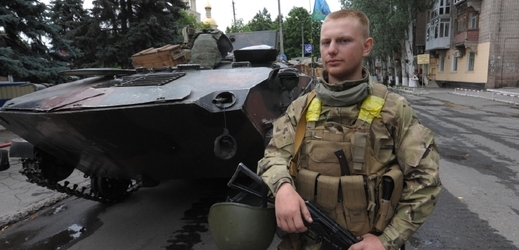 Ukrajinští vojáci s bojových vozidlem pěchoty ve Slavjansku.