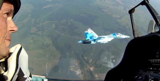 Ukrajinští vojenští piloti při cvičném letu.