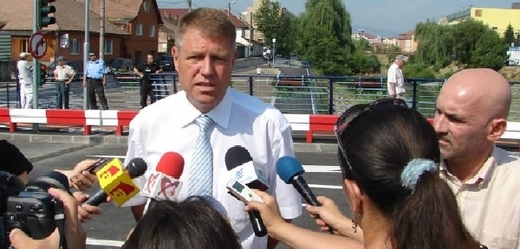 Klaus Iohannis obklopen rumunskými reportéry.