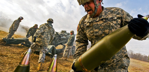Američtí vojáci a dělostřelecká munice vyráběná britskou firmou BAE Systems (ilustrační foto).