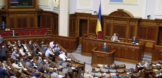 Ukrajinský parlament byl od únorového převratu terčem časté kritiky za to, že část jeho zastupitelů v minulosti aktivně podporovala Janukovyčův režim (ilustrační foto).