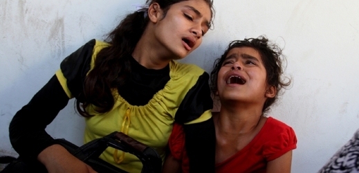 Palestinské dívky truchlí po otci, který byl zabit při útoku izraelských jednotek na školu provozovanou OSN a sloužící jako útočiště pro uprchlíky.