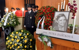 Pohřeb zesnulé policistky.