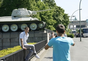 Ruští turisté u sovětského tanku v Berlíně u Braniborské brány.