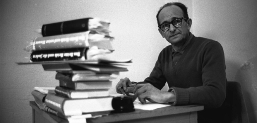 Nacistický válečný zločinec Eichmann píše dopis v izraelském vězení Ramla.
