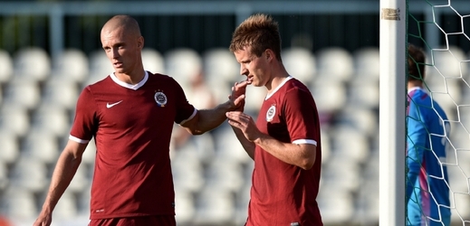 Martin Nešpor (vlevo) a Lukáš Mareček ze Sparty se radují z prvního gólu.