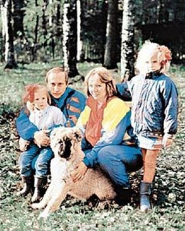 Putin s manželkou a dvěma dcerkami.