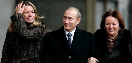 Putin s dcerou Marií a manželkou, se kterou se mezitím rezvedl.