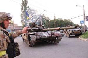 Ukrajinské tanky na cestě k linii bojů.