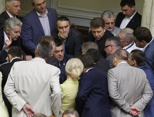 Situace v kyjevském parlamentu nemá chvílemi daleko od chaosu.