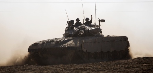 Izraelský tank na hranici s Pásmem Gazy.