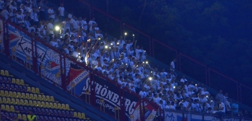 Kotel fanoušků Baníku Ostrava během vypadnutí proudu na Julisce. 