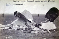 Jeden ze snímků válečného fotoreportéra a pilota Rudolfa Linharta.